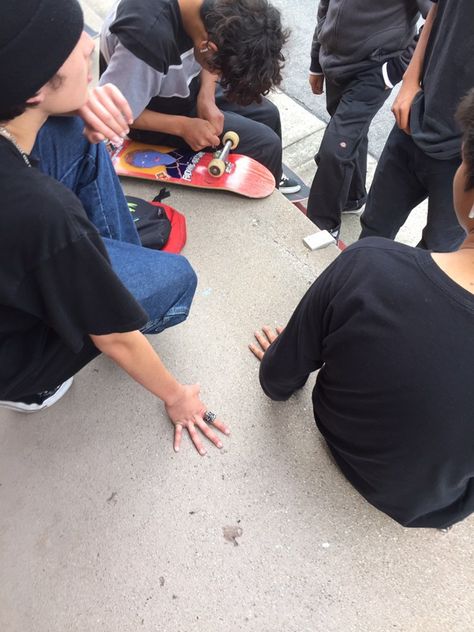 Skate Group Aesthetic, Skateboard With Friends, Skate Friend Group, Skater Friend Group Aesthetic, Skateboarding Friends, Skater Friend Group, Skate With Friends, Skater Pictures, Skateboarding With Friends