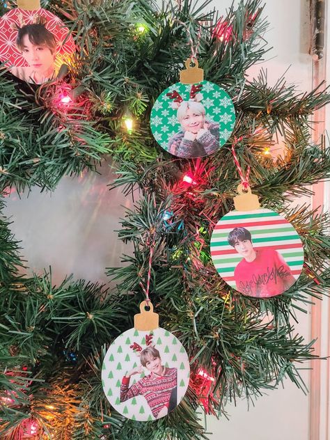 Bts Christmas Tree, Army Friends, Christmas Ornament Tags, Christmas Ornaments Diy Kids, Diy Bts, Bts Journal, Bts Christmas, Holiday Wreaths Diy, Ornament Tags