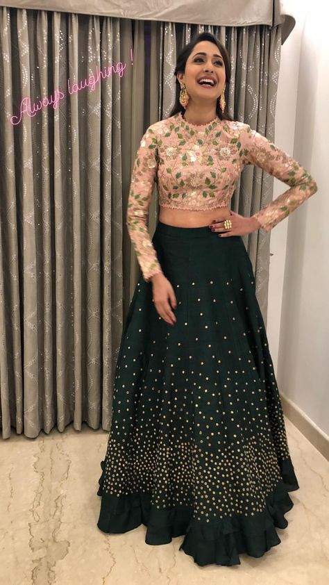 Top For Lehenga Skirt, Long Top With Lehenga, Full Sleeves Crop Top And Lehenga, Modern Lehenga Designs Crop Tops, Choli Dizain, Lehenga Designs Latest For Teenagers, Lehanga Croptop Designs, Simple Chaniya Choli Designs Latest, Modern Lehenga Designs Style