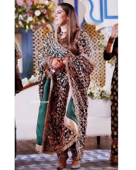 Komal Sattar on Instagram: “#bakhtawarbhutto giving us some major festive goals in emerald tradational dress 👗@doctorblogger #BakhtawarBhuttowedding…” Bakhtawar Bhutto, Walima Look, Design Clothes, Fashion Design Clothes, Kimono Top, Emerald, Festival, Celebrities, Fashion Design