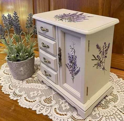 Popsicle Stick Crafts House, Jewelry Box Makeover, Decoupage Decor, Painted Jewelry Boxes, Furniture Fix, Cute Furniture, Decoupage Diy, Decoupage Furniture, Jewelry Box Diy