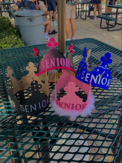 Senior Crowns Ideas Burger King, Diy Senior Crown, Senior Step Up Day Crowns, Senior Crown Ideas For Boys, Senior Crown Ideas Diy High Schools, Senior Era, Senior Painted Jeans, Senior Year Diy, Senior 25