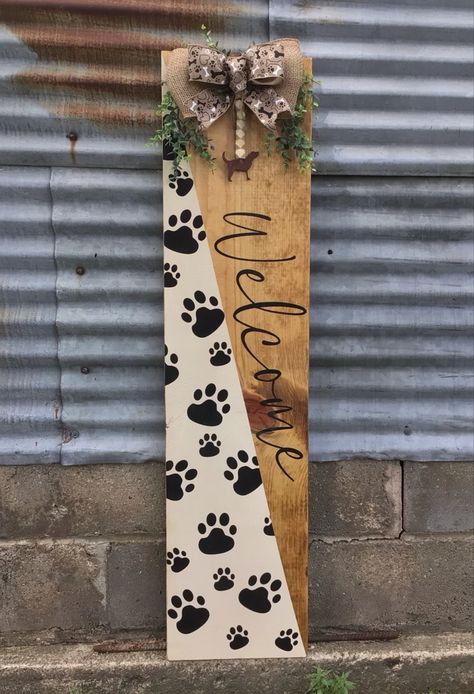 Dog Porch Signs Diy, Diy Porch Welcome Signs Ideas, Welcome Dog Sign, Dog Porch Leaner, Dog Porch Signs, Cow Print Porch Sign, Standing Door Signs, Door Leaner Signs Diy, Cricut Welcome Sign Front Porches