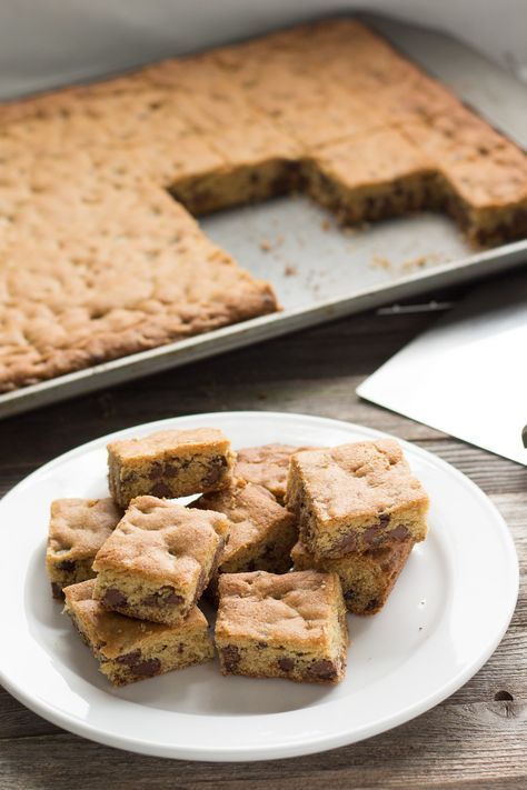 Large Batch Bars Sheet Pan, Picnic Desserts For A Crowd, Crowd Recipes, Catering Recipes, Crowd Desserts, Desserts For Parties, Picnic Recipes, Chocolate Chip Bars, Recipes Cookies