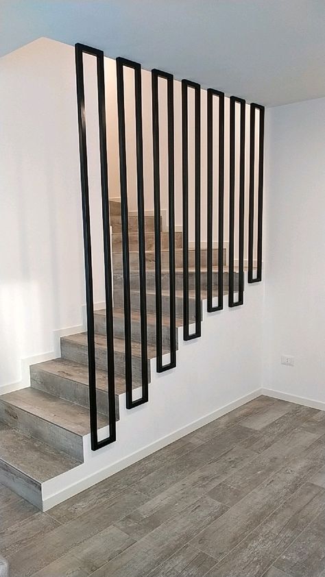 درابزين السلم, درج السلم, Staircase Design Modern, Modern Hallway Ideas, Bloxburg Hallway, Staircase Railing Design, Stairs Design Interior, Balcony Grill Design, Stair Railing Design