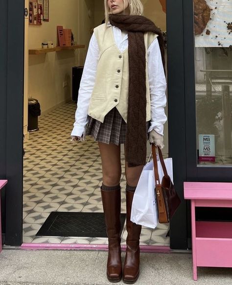 fall fashion inspo brown beige tan clothes Fisher Vest Outfit, Horse Race Outfit, How To Have Style, Looks Street Style, Mode Inspo, 가을 패션, Looks Style, Mode Inspiration, Looks Vintage