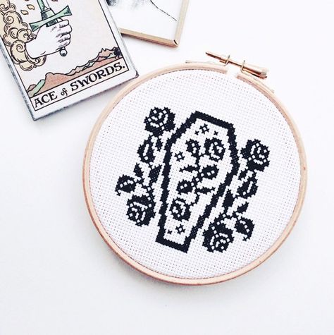 Cross Stitch For Beginners, Cross Stitch Tattoo, Gothic Cross Stitch, Roses Gothic, Pumpkin Cross Stitch, Wooden Embroidery, Halloween Cross Stitch Patterns, Gothic Cross, Halloween Cross Stitches