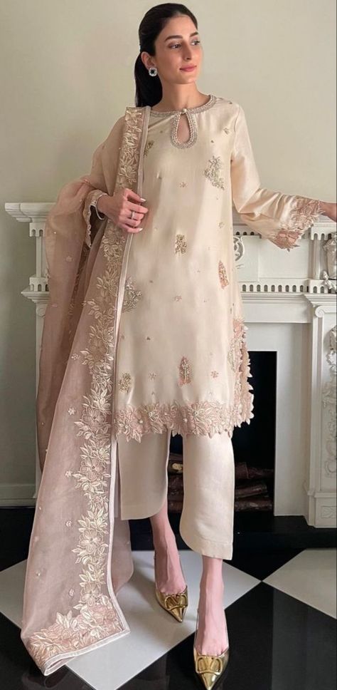 Alishay Adnan on Instagram: "👯‍♀️ @farahtalibaziz" Dress For Eid 2024, Pakistani Kamiz Design, Pakistani Clothes Aesthetic, Aesthetic Pakistani Suits, Suit Design Pakistani Style, Desi Clothes Pakistani Outfits, Indian Suits For Women Stylish, Indian Dresses Simple, Pakistani Fancy Dresses Wedding Outfits