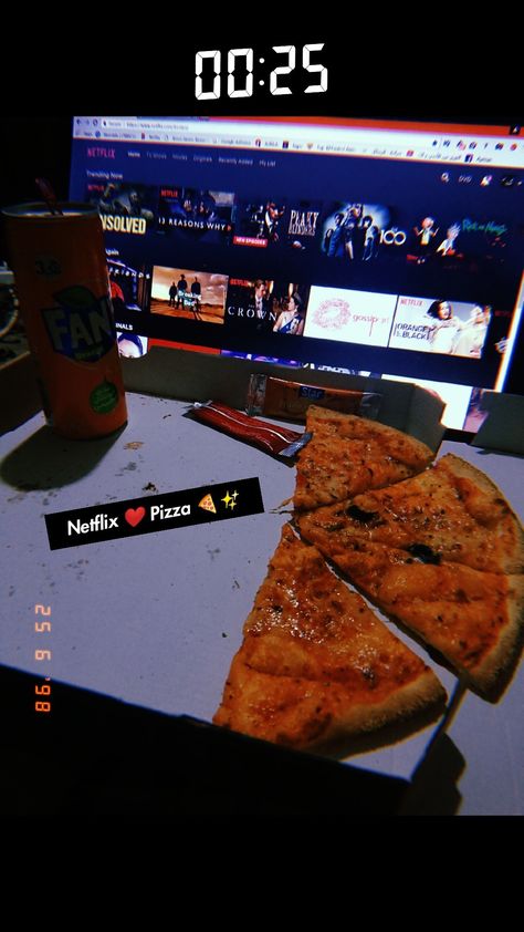 Netflix ❤️ Pizza 🍕 ✨ Star Pizza, Netflix Time, Shotting Photo, Instagram Inspiration Posts, Snapchat Picture, Night Snacks, Instagram Time, Photos Tumblr, Tumblr Photography