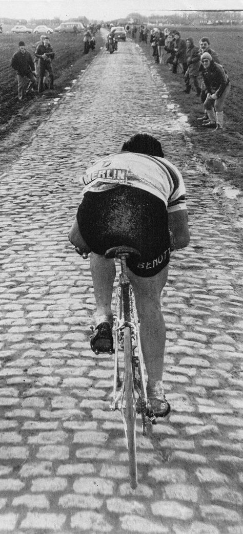 Hell of the North: 10 Spectacular Vintage Photos of the Paris-Roubaix - We Love Cycling magazine Cycling Inspiration, Vintage Foto's, Cycling Pictures, Cycling Posters, Paris Roubaix, Vintage Cycling, Cycling T Shirts, Cycling Photography, Velo Vintage