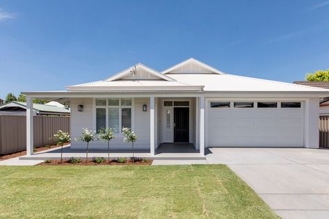 Neutral House Colors Exterior, Weatherboard House Exterior, Hamptons Facade, Weatherboard House, Front Facade, House Colours, House Facades, Gorgeous Houses, House Extension