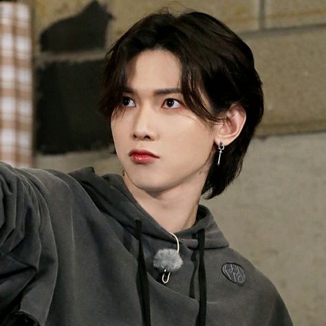 Yeosang Long Hair Black, Yeosang Long Hair, Yeosang Icons Cute, Yeosang Black Hair, Seonghwa Black Hair, Yeosang Green Hair, Ateez Yeosang Icons, Yeosang Pfp, Yeosang Cute