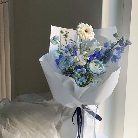 Graduation Flowers Bouquet Blue, Small Blue Bouquet, Bucket Aesthetic Flower, Blue Bouquet Aesthetic, Bucket Flowers Aesthetic, Blue Roses Aesthetic, Blue White Aesthetic, Blue Flowers Bouquet, Prettiest Bouquet