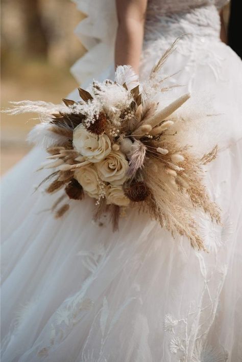 Wedding Flower Bride, Bouquet Wedding Champagne, Dusty Blue And Beige Wedding Theme, Beige Flower Bouquet, Neutral Flower Arrangements, Western Wedding Bouquet, Dried Bouquet Wedding, Neutral Wedding Bouquet, Dried Flower Wedding Bouquet