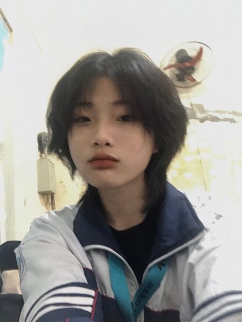 Shorthair Haircut With Bangs, Player Mullet Nữ, Wolfcut Short Hair With Bangs, Mullet Middle Part, Asian Tomboy Haircut, Asian Tomboy, Haircut Mullet, Tomboy Haircut, Tomboy Hairstyles