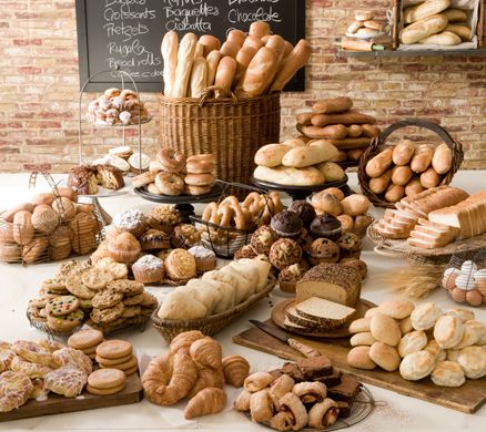 Bread Display Ideas, French Pastries Shop, Bread Display, Flour Bakery, Bakery Shop Design, Bread Shop, Bakery Display, Reception Food, Food Truck Design