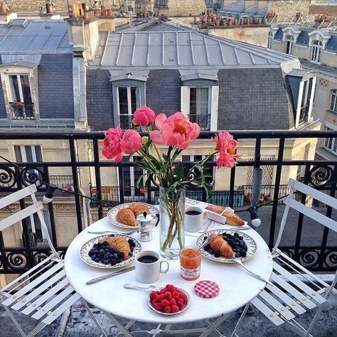 Start your sunny summer day with a coffee on your dreamy balcony. In this way, you will have a great morning and you will enjoy your day more. So here are eight inspiring balcony that will make you re Parisian Balcony, Paris Balcony, French Balcony, Coffee Breakfast, Breakfast Table, Balcony Design, Breakfast In Bed, Sunday Brunch, Small Balcony