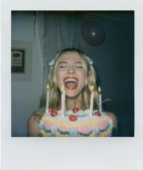 elliesammer on instagram Poses Ideas For Birthday, Birthday Night Aesthetic, Birthday Photo Aesthetic, Aesthetic Birthday Photos, Bday Pics Ideas, Birthday Photo Ideas Instagram, Birthday Photo Ideas Aesthetic, Birthday Ideas Photoshoot, Aesthetic Birthday Pictures