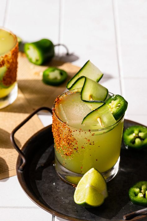 This refreshingly spicy margarita is the perfect cocktail for entertaining! There isn't a better drink than a cucumber jalapeno margarita! Easy Spicy Margarita, Cucumber Jalapeno Margarita, Jalapeno Appetizer, Spicy Margarita Recipe, Recipe Cucumber, Cucumber Margarita, Rosemary Simple Syrup, Radicchio Salad, Jalapeno Margarita