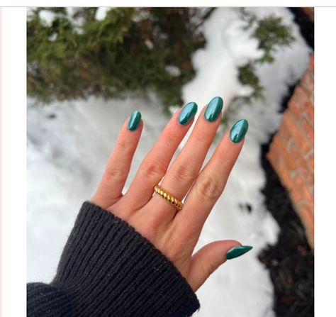 Dip Nails Winter 2023, Chrome Christmas Nails Short, Dark Green Nails For Christmas, Safe Green Chrome Nails, Emerald Nails Christmas, Gem Color Nails, Jade Green Nails Acrylic Design, Festive Chrome Nails, Green Crome Nails Almond