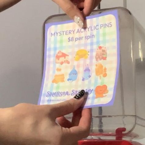 Chelsea 🦆 on Instagram: "I saw a couple of other artists grab this inexpensive capsule machine for their artist alley tables and as a lover (*cough*addict*cough*) of gacha prizes, mystery boxes, and the like, I knew I had to get one for myself! 💖 So here’s me unboxing it all and getting some art goodies set up in it for my next event, I hope you enjoy and thank you for watching! 🥰 QotD: How addicted to mystery boxes are you? 🥲 • • • • • #aestheticart #animalart #art #artwork #artistsoninstag Gacha Machine, Art Booth, Art Fair Booth, Capsule Machine, Fair Booth, Craft Fairs Booth, Booth Displays, Vendor Booth, Tip Jars