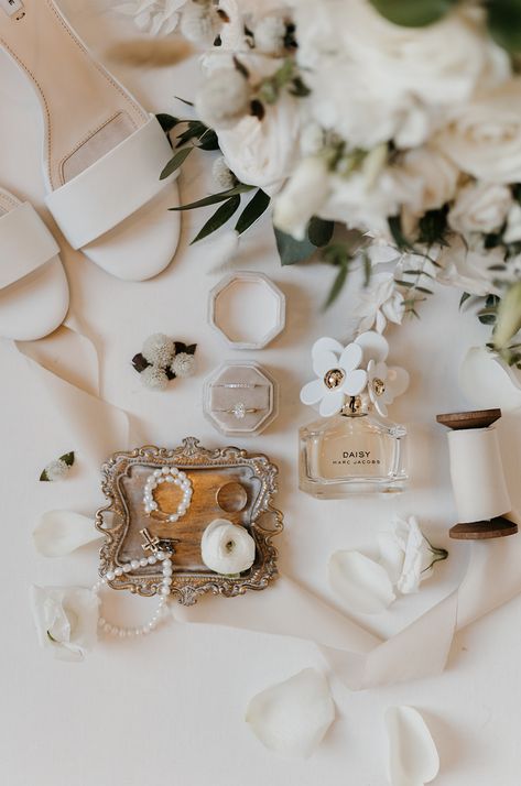 Rustic Wedding Flatlay, Pictures Of Wedding Rings, Boho Wedding Detail Shots, Layflat Photography Wedding, Wedding Food Photography, Bridal Flat Lay, Wedding Still Life Photography, Wedding Day Detail Shots, Bride Detail Shots