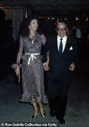 Aristotle Onassis, Jackie O Style, Jackie Onassis, Step Daughter, Jackie O, October 7, Famous Fashion, First Lady, Outfits Casuales