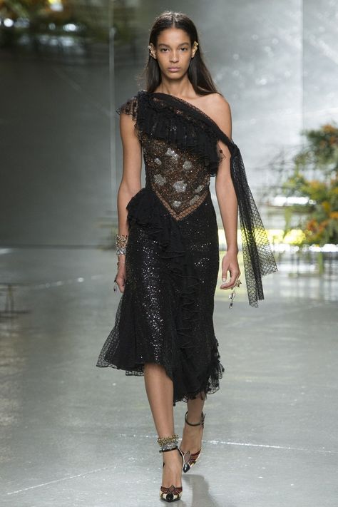 Rodarte Spring 2017 Ready-to-Wear collection, runway looks, beauty, models, and reviews. Rodarte Black Dress, Flamenco Dress, Catwalk Fashion, Outfit Look, Looks Style, Spring 2017, Fashion 2017, Fashion Week Spring, Dream Dress