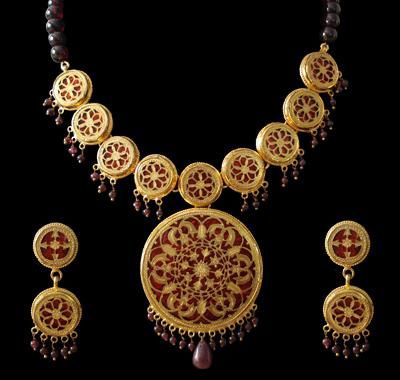 Traditional Indian Jewelry | Flickr - Photo Sharing! Theva Jewellery, Thewa Jewellery, Red Christmas Wedding, Rajput Jewellery, State Project, Hindu Jewelry, Mughal Jewelry, Indian Wedding Jewellery, Rajputi Jewellery