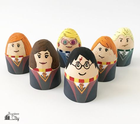 Create awesome Harry Potter Easter Eggs this Easter with these free printable Easter egg holders for 12 of your favorite characters. You can use these holders for actual eggs, or decorate wooden or… Harry Potter Easter Eggs, Cool Easter Eggs, Art Harry Potter, Easter Egg Holder, Harry Potter Printables, Egg Holders, Festa Harry Potter, Easter Printables Free, Easter Bonnet