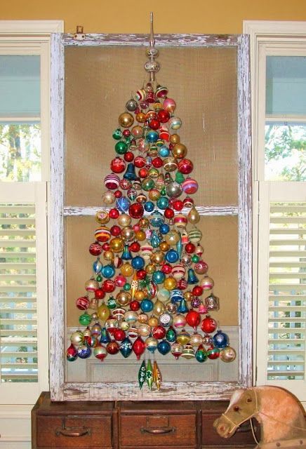 Christmas Tree Inspiration Traditional, Ornaments Simple, Outdoor Christmas Tree Decorations, Easter Tree Ornaments, Outdoor Christmas Tree, Ornament Tree, Unique Christmas Trees, Christmas Tree Inspiration, Traditional Christmas Tree