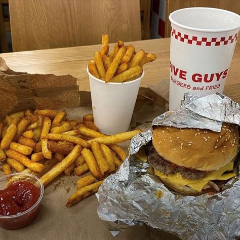 Five Guys on Instagram: "Burger or fry, which one gets the first bite? (📸: @wuso_lifestyle)" Freddies Burgers, Guys Burgers Recipe, Five Guys Burger, Food Random, American Burger, Five Guy Burgers, American Fast Food, Dream Food, Junk Food Snacks