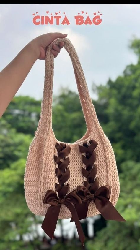 Learn how to crochet a Cinta bag with this step-by-step tutorial that includes video and Cinta Crochet Bag, Crochet Bag With Ribbon, Crochet Kawaii Bag, Crochet Ribbon Bag, Crochet With Chunky Yarn, Drawstring Crochet Bag, Crochet Bow Bag, Crochet Bag Aesthetic, Chunky Yarn Crochet Pattern