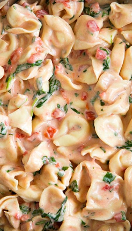 Creamy Spinach Tomato Tortellini Recipe ~ quick and easy to prepare, you can have this ready in 20 minutes. Creamy Spinach Tomato Tortellini, Spinach Tomato Tortellini, Tomato Tortellini, Spinach Tomato, Tortellini Recipes, Creamy Spinach, Cooking Classy, Idee Pasto Sano, Tortellini