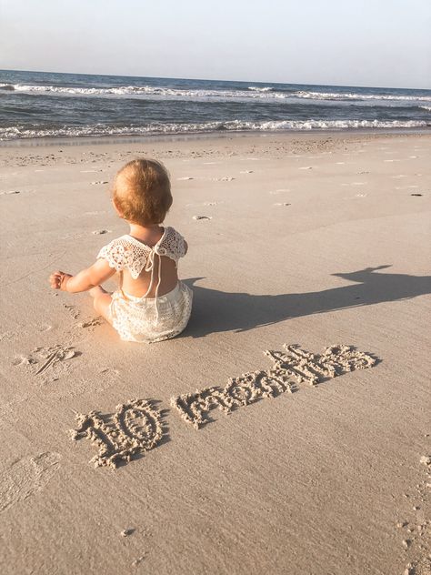 Baby Girl Photoshooting At Beach, Family Photo Shoot Beach Baby, Beach Milestone Picture, Beach Milestone Picture Ideas, 1st Birthday Beach Pictures, Cake Smash On Beach, Mom Baby Beach Pictures, May Photoshoot Ideas Baby, Baby Girl Photoshooting Ideas Beach