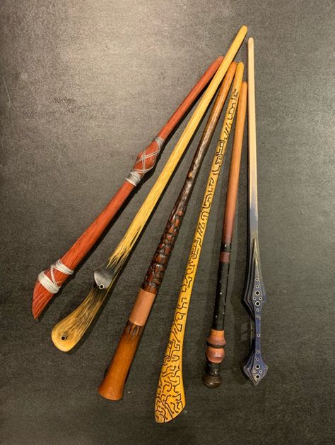 Custom Wands Designs, Wand Carving, Wand Designs, Wand Ideas, Harry Potter Wands, Stile Harry Potter, Hand Carved Walking Sticks, Wooden Wand, Wood Jewelery