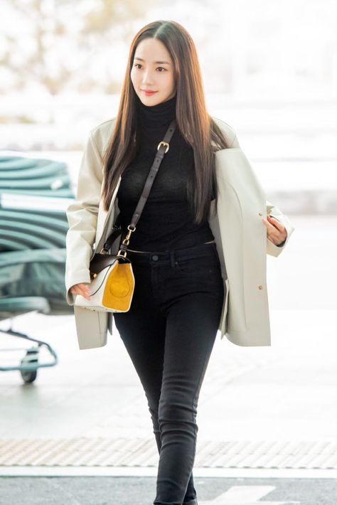 Park Min-young's Outfit at Incheon Airport on February 19, 2020 Park Minyoung Outfit, Park Min Young Fashion Marry My Husband, Park Min Young Fashion, Jun Ji Hyun Airport Fashion, Korean Actress Airport Fashion, Krystal Airport Fashion, Young Outfit, Snsd Airport Fashion, Kim So Eun