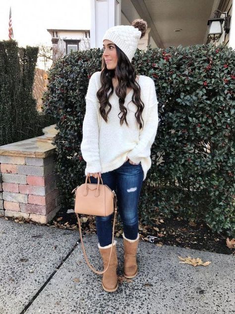 Comfy and Stylish UGG Boots Ideas for Winter  #fashion #Outfits #Shoes #Uncategorized Uggs Outfit Winter, Winter White Outfit, Outfit With Uggs, Ugg Boots Outfit, Winter Mode Outfits, Winter Boots Outfits, Black Boots Outfit, Uggs Outfit, Legging Outfits