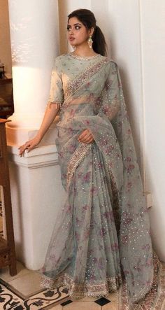 Walima Saree Pakistani, Fancy Sarees Party Wear Indian, Saree For Freshers Party, Prom Saree, Simple Elegant Saree, Saree Styles For Farewell, Net Saree Designs, Farewell Dress, Eastern Clothes