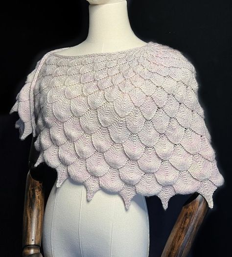 Dragon Shawl, Knitting Notions, Crochet Shawls And Wraps, Knitted Cape, Crochet Quilt, Crochet Bebe, Shawl Knitting Patterns, Dragon Scale, Crochet Clothes Patterns