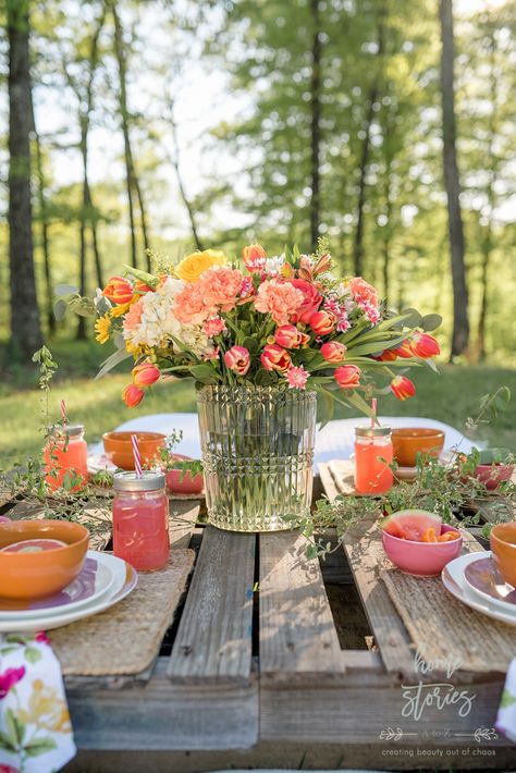 Beautiful & Chic Boho Outdoor Table Setting Boho Outdoor Table, Boho Outdoor, Easy Backyard, Outdoor Dinner, Budget Friendly Decor, Work Diy, Mesa Exterior, Outdoor Table Settings, Spring Table