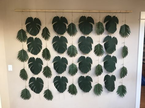 Jungle Backdrop Diy, Jungle Theme Backdrop Ideas, Safari Backdrop Diy, Safari Backdrop, Safari Baby Shower Backdrop, Jungle Party Photo Wall, Backdrop Jungle Theme, Baby Shower Photo Backdrop, Safari Photo Booth