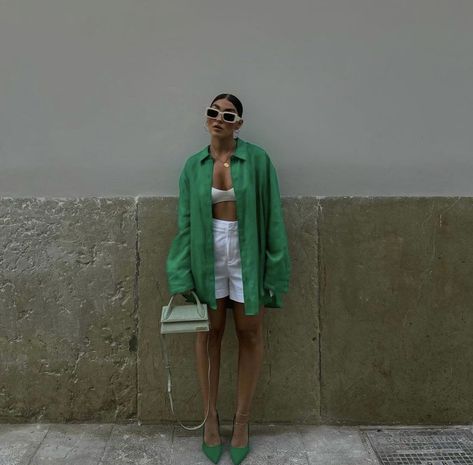 Madrid Outfits, Oversized Shirt Outfit, Spain Outfit, La Outfits, Models Off Duty Style, Profile On Instagram, Street Style Summer, Green Shirt, Looks Style