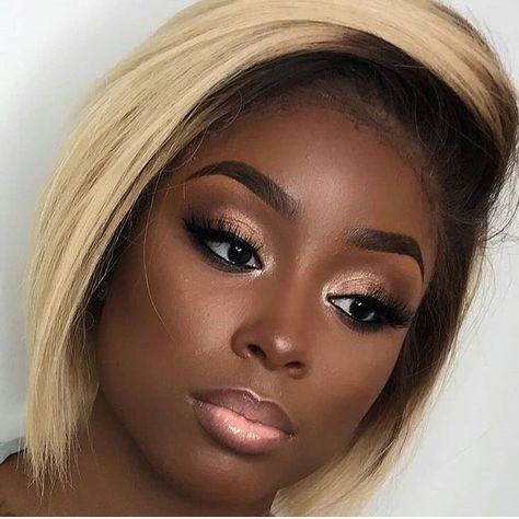 😻 Perfect dark root, blonde bob on dark brown skin with daytime dramatic makeup Brown Skin Blonde Hair, Dark Skin Blonde Hair, Tan Skin Blonde Hair, Remy Human Hair Weave, Blonde Braids, Dark Roots Blonde Hair, Straight Hair Bundles, Brazilian Straight Hair, Honey Blonde Hair