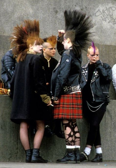 Mixture Punk 70s Fashion, Punk Fashion 70s, New Wave Fashion 80s, British Punk Fashion, Punk Moodboard, New Wave Style, New Wave Fashion, Skin Heads, Punks 70s