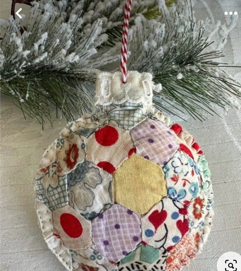 Christmas Hexie Projects, Old Quilt Ornaments, Old Quilt Crafts, Repurpose Quilts Ideas, Old Quilts Repurposed Ideas, Quilt Christmas Ornaments, Quilt Repurpose, Quilt Ornaments, Quilt Crafts