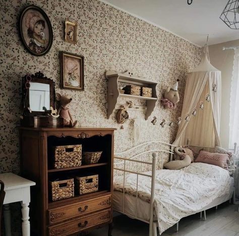 Victorian Childs Bedroom, Cottage Rugs Bedroom, Vintage Girls Room Ideas, French Country Kids Bedroom, Toddler Girl Vintage Bedroom, Old Money Kids Bedroom, Kids Vintage Bedroom, Cottagecore Girls Bedroom, Toddler Room Aesthetic