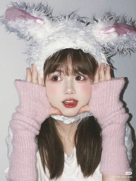 Kpop Dr Shifting, Bunny Hat, Human Poses Reference, Pose Reference Photo, Art Poses, 인물 사진, Unique Photo, Aesthetic Grunge, I Love Girls