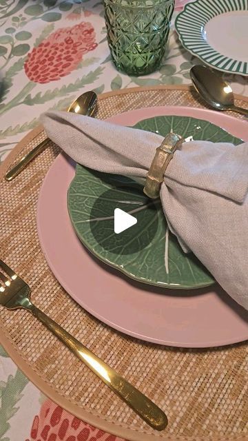 Mix and matching pink and green for a fresh and pretty tablescape Hosting Dinner, Good Color Combinations, Pretty Plates, Colour Combo, Colour Combination, Color Combos, Tablescapes, Dinner Party, Color Combinations