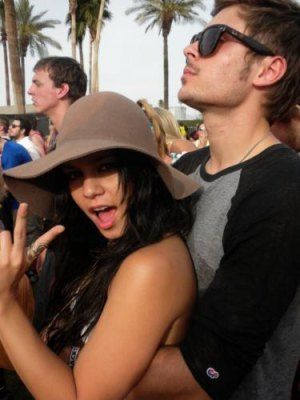 14 Photos of Zac Efron and Vanessa Hudgens You Didn't Know Existed - J-14 Zac Efron Vanessa Hudgens, Zac And Vanessa, Troy And Gabriella, Zac Efron And Vanessa, High School Music, I Want A Relationship, Relationship Gifs, Relationship Challenge, Zac Efron